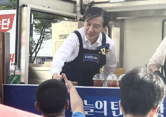 조국 조국혁신당 대표가 2일 대구에서 열린 첫 '탄핵다방' 행사에 참석해 시민들과 만나고 있다. 연합뉴스